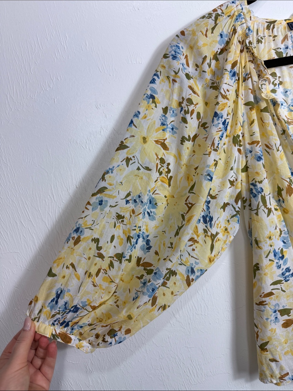 Vineyard Vines Yellow Blue Floral Split Neck Peasant Blouse Size M - Picture 3 of 8